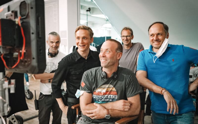 Regie-Duo Matthias Schweighöfer und Erik Schmitt mit Konrad Nill (Marketingleitung XXXLutz, rechts)