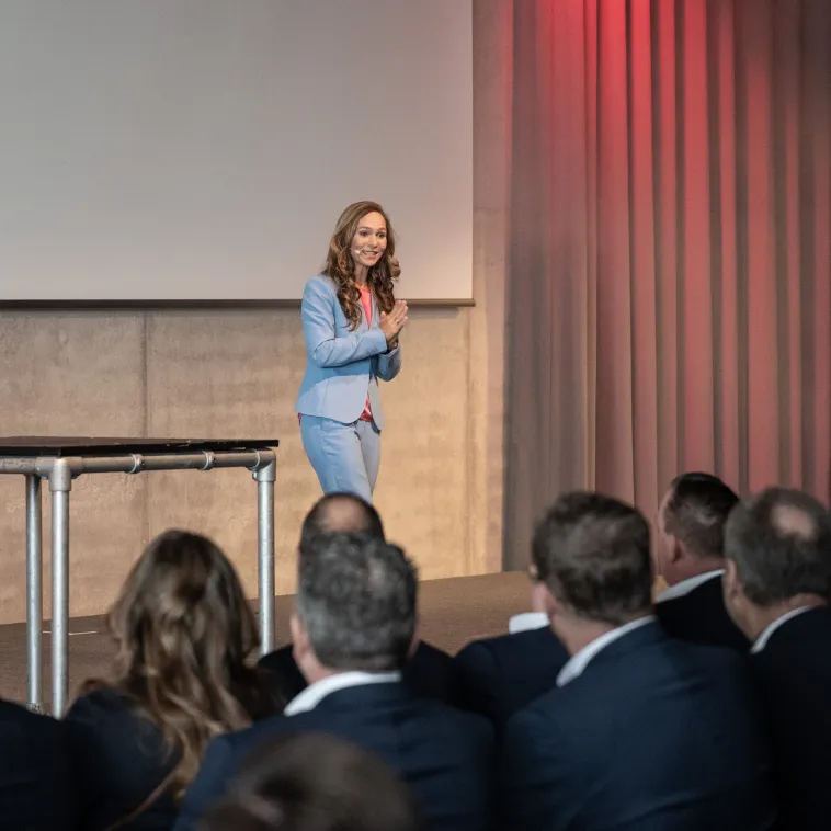 Sprecherin steht auf der Buehne