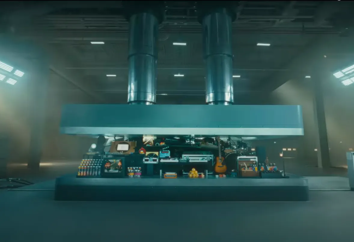 Presse mit vielen Kunstgegenständen